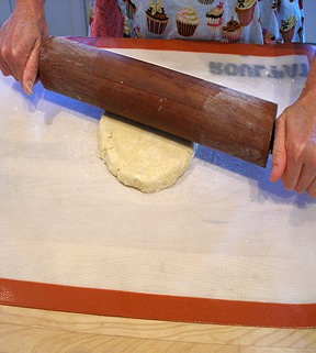 How to Roll, Flute and Prebake Pie Crust | CraftyBaking ...